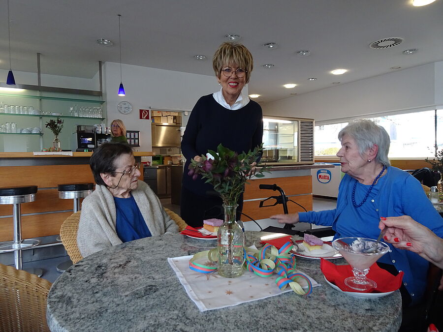 Cafe-Dienst im Altenwohnheim